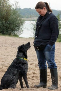 Daniela Hoffmann und ihr Hund am See